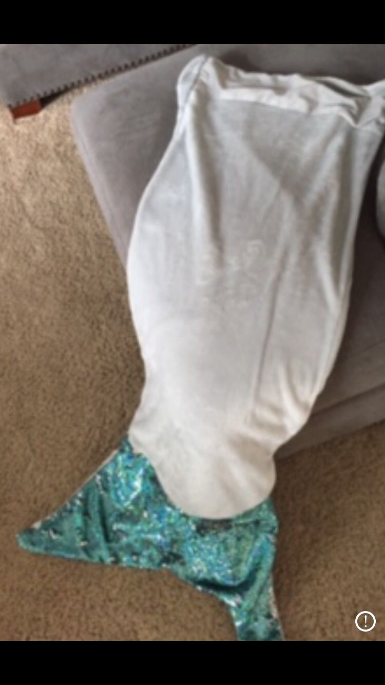Mermaid tail blanket with flip sequins
