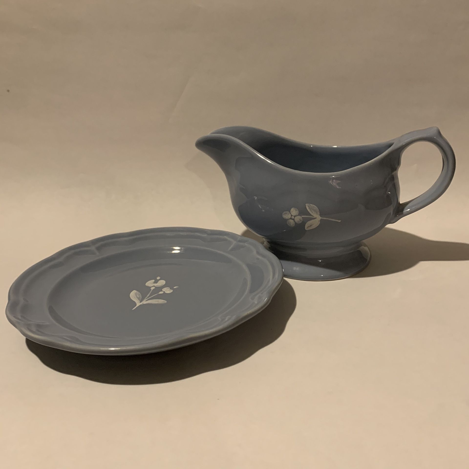 Pfaltzgraff Bouquet Gazebo Blue Gravy Server White Flower #436 W/ 7.5” Plate