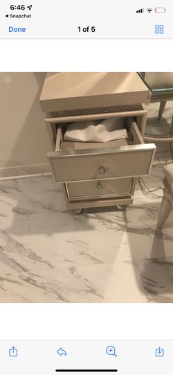 I have a nice vanity for sale in good condition It looks brand new barely you Thumbnail