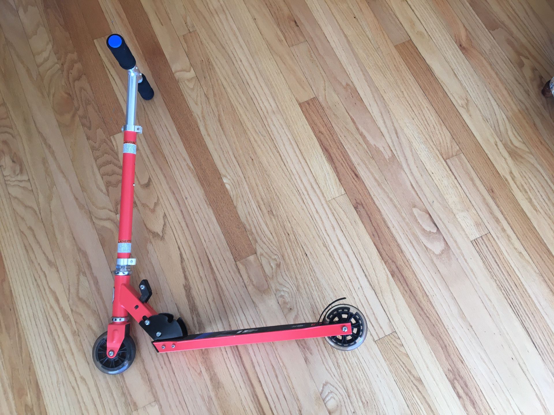 Mongoose Trace Kick Scooter Folding Design with lights