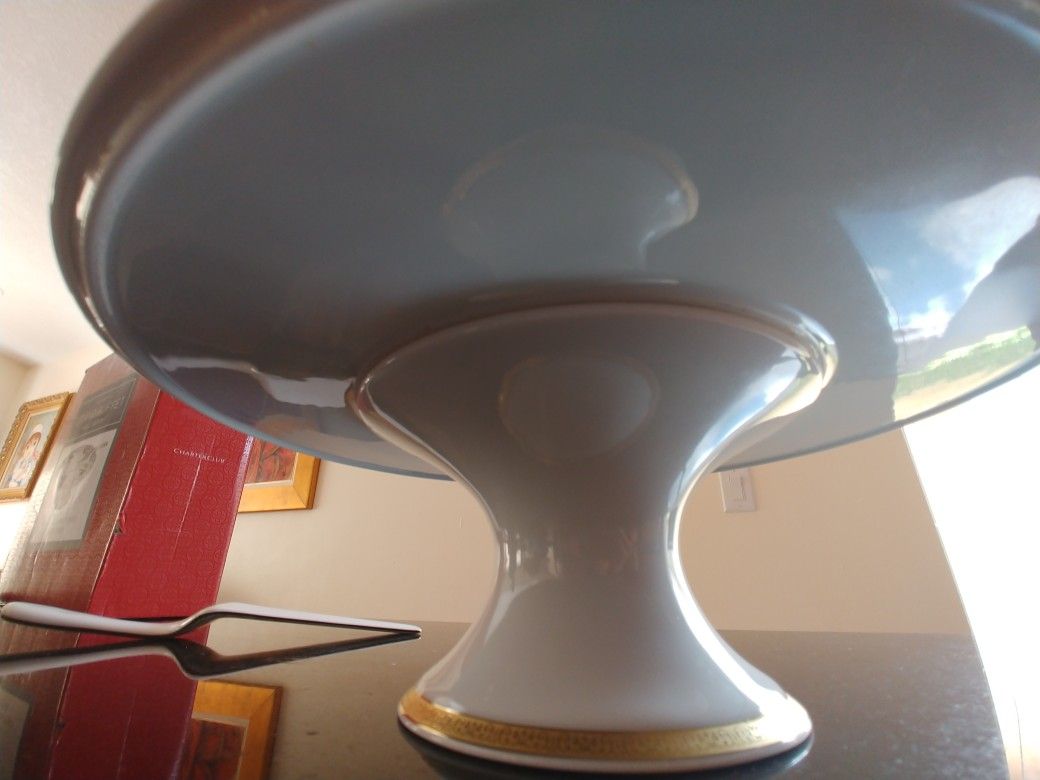 Christmas themed Golded detailed porcelain cake stand with matching cutter.