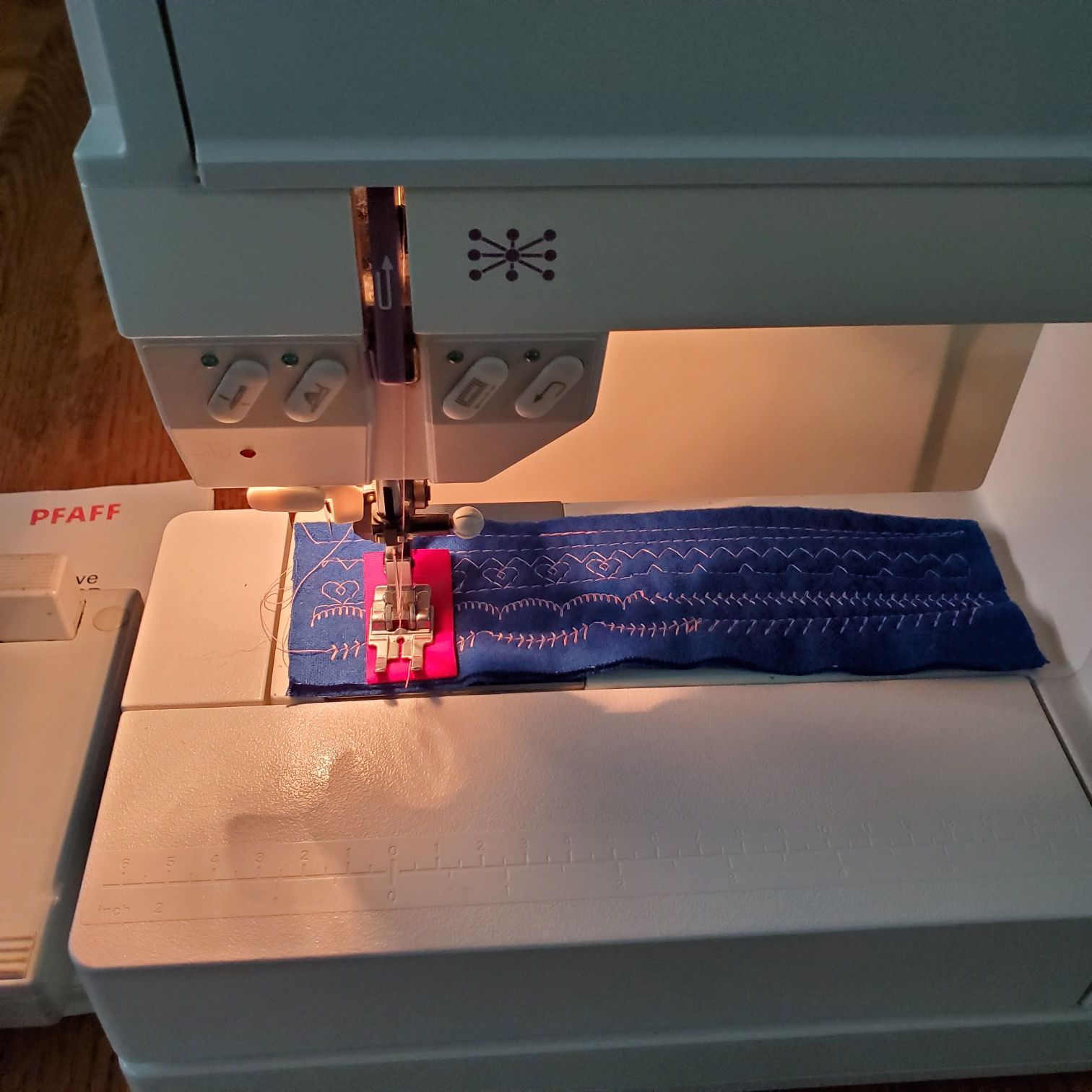 Pfaff creative 1475 CD Computerized Sewing Machine for Sale in Federal