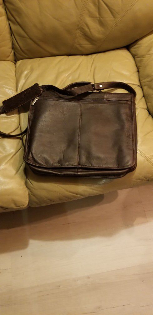 Wilson's Leather Light Weight Expandable Messenger Or Laptop Bag. Dark Brown 
