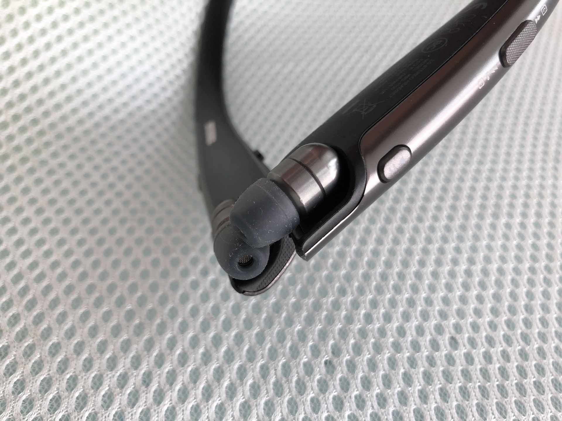 LG 1100 Bluetooth headset