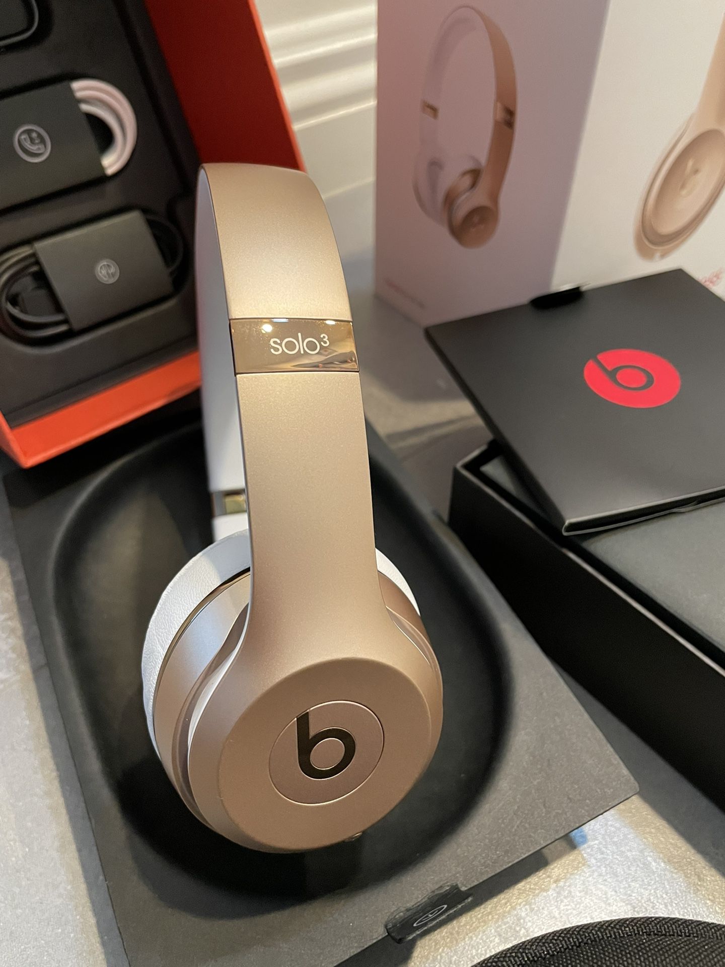 Beats By Dre Solo 3 Wireless Headphones Gold/white