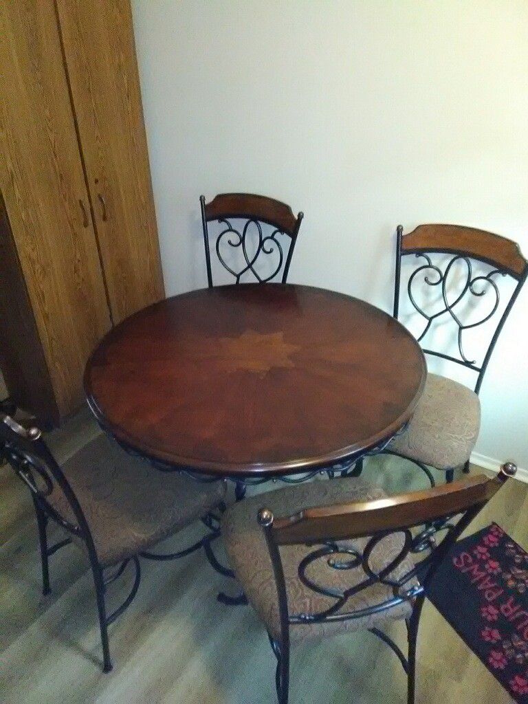 Solid white oak table top w/ 4 cushioned steel chairs