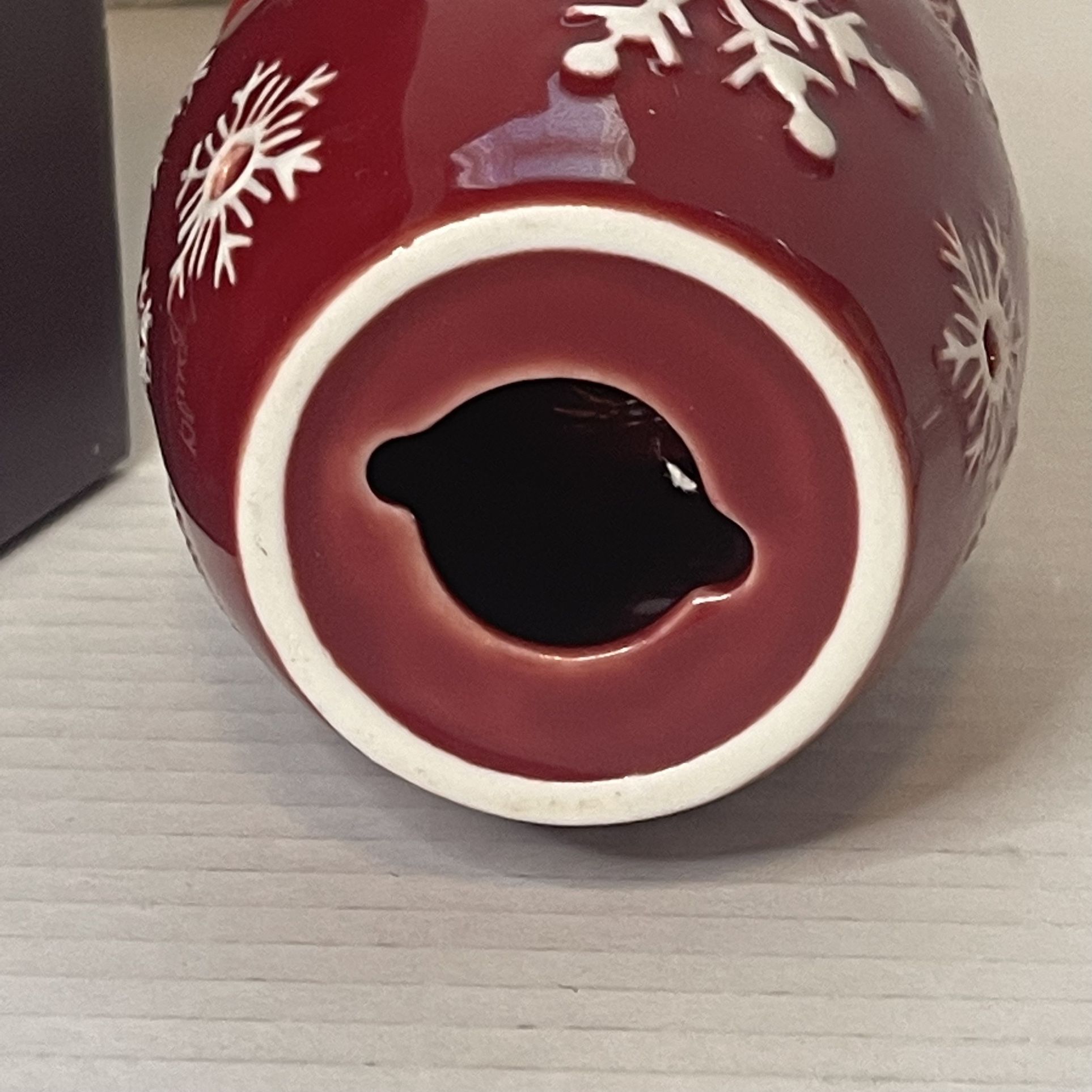 Scentsy Snowflake - Red plug in warmer with new bulb & 1 package of wax melts 