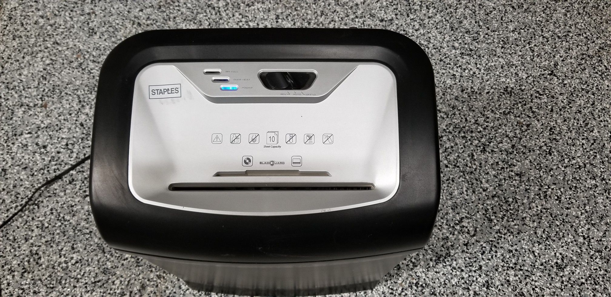 STAPLES PAPER SHREDDER MODEL SPLTXC10A WORKS GREAT AND RUNS STRONG for