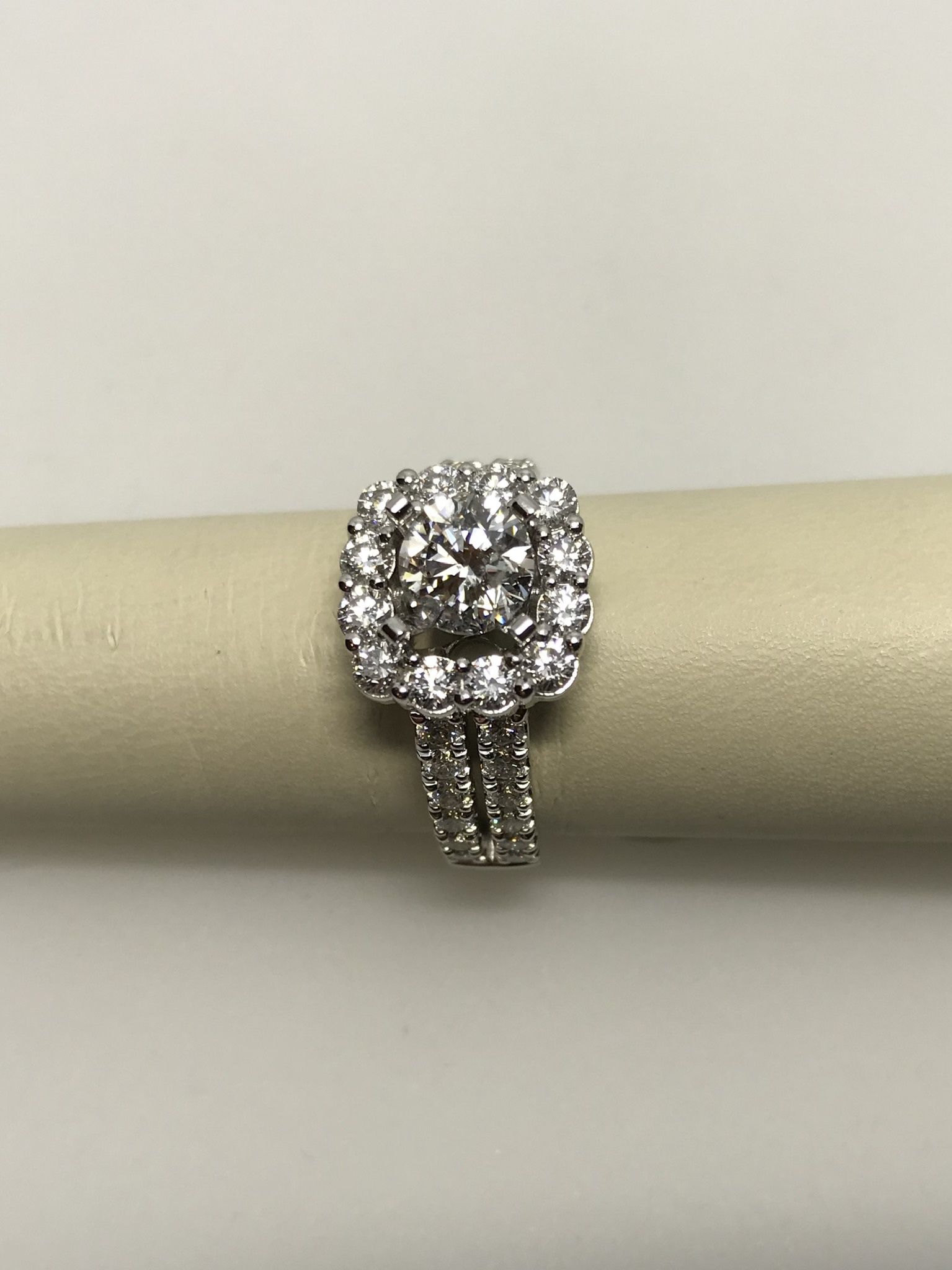 1-1/2 ct White Gold With .90ct Center Round Cut F Color, I1 Clarity