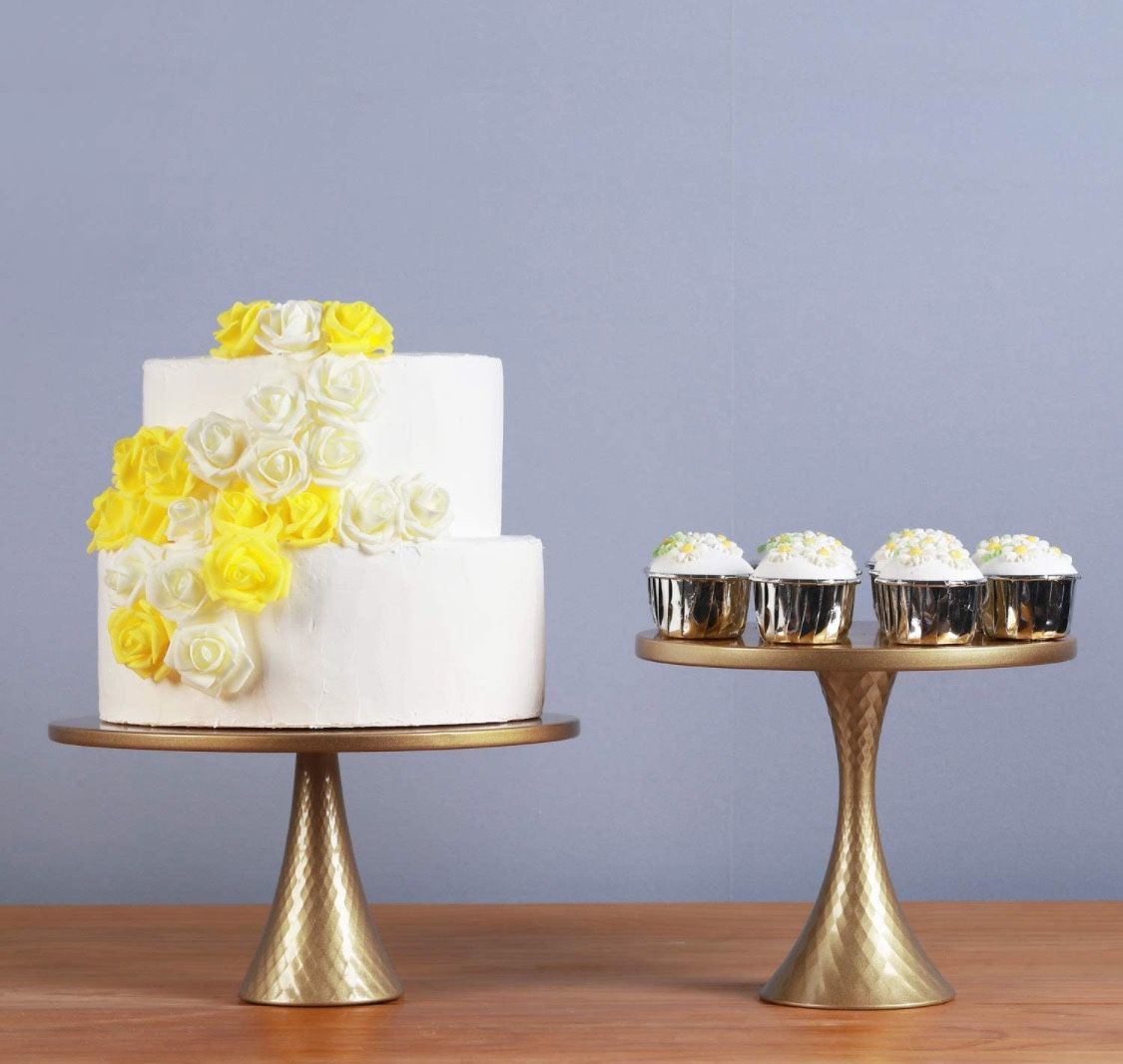 4 Gold Cake Stands