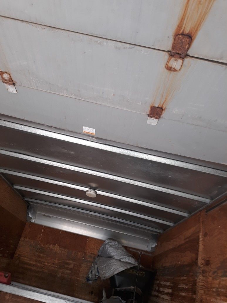 Trailor enclosed No Wheels