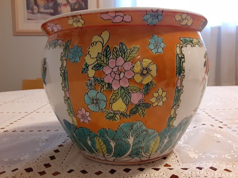 6,5 INCHES TALL AND 8,5INCHES WIDE AT TOP VERY BEAUTIFUL LOOKING ASIAN FISH BOWL