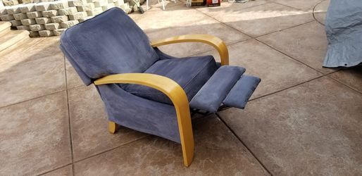 La Z Boy Carlyle High Leg Recliner Chair Very Good Condition For Sale In Thousand Oaks Ca Offerup