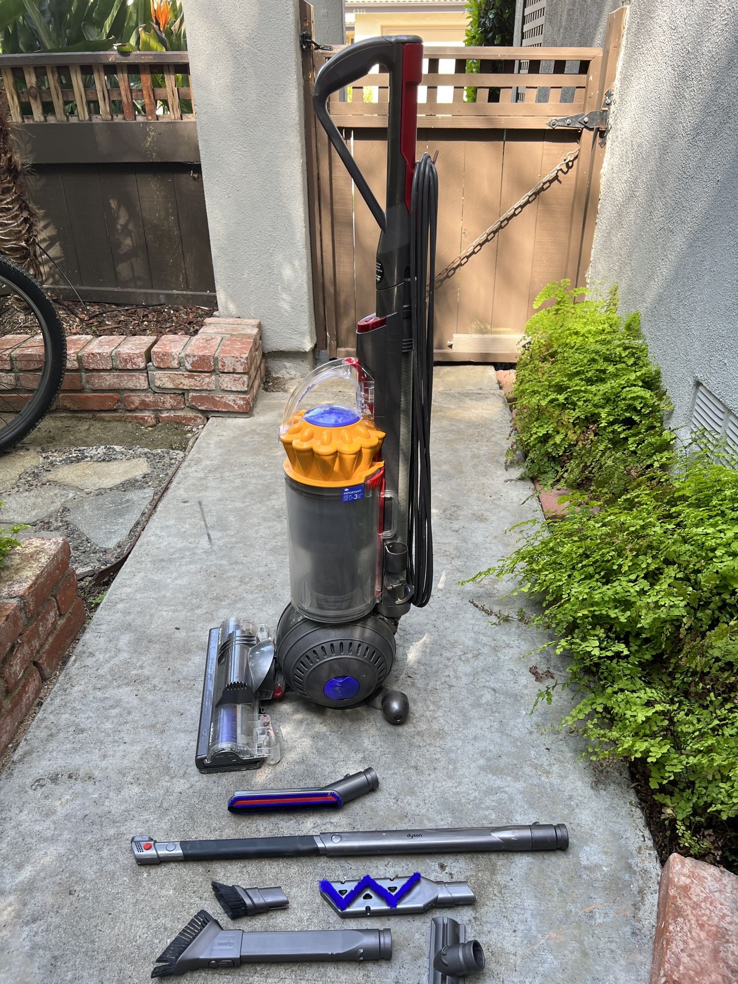Dyson Ball Multifloor W/extra Attachments
