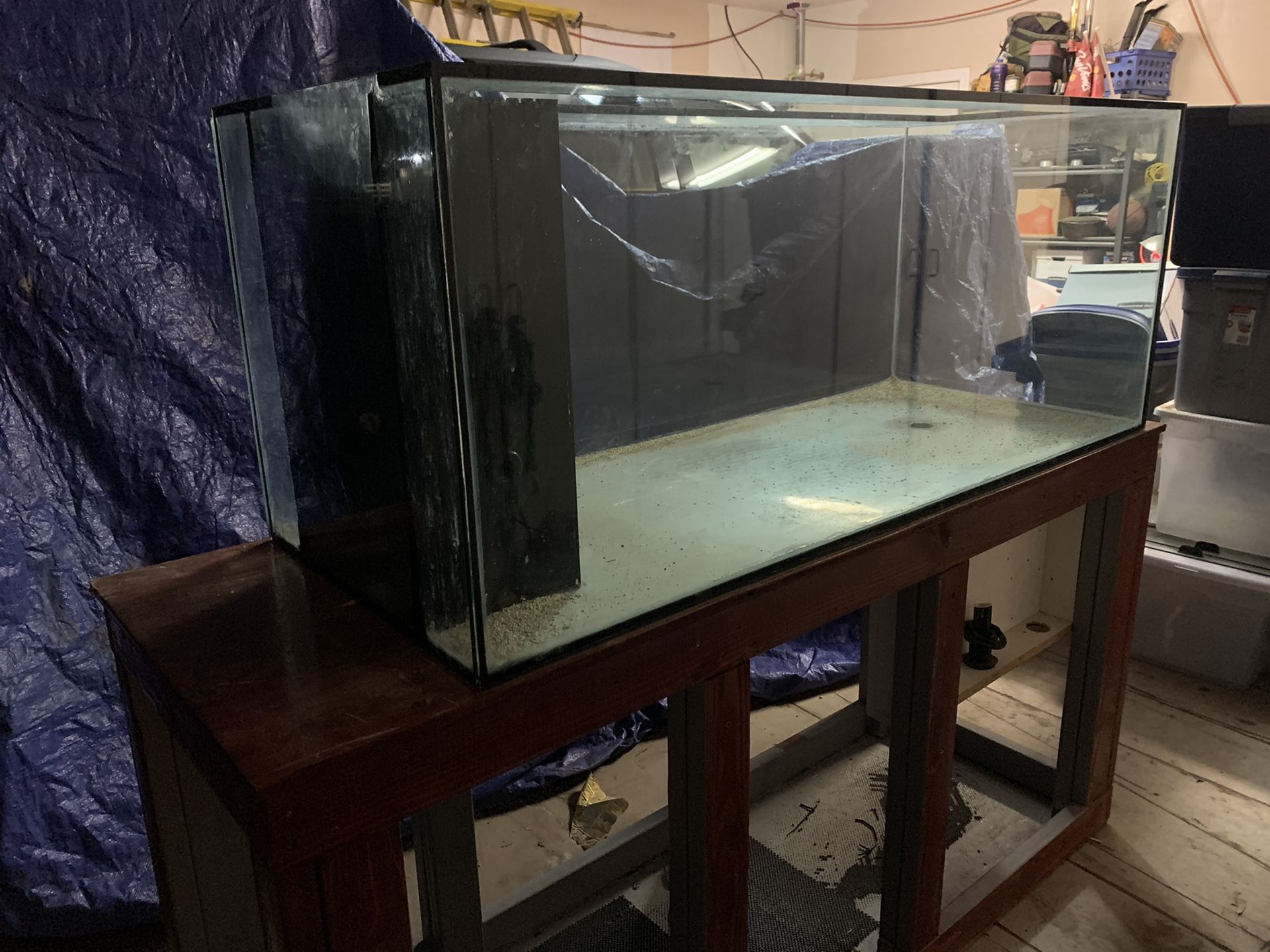 Beautiful 150 gallon Euro braced peninsula aquarium 60”x24”x24” for