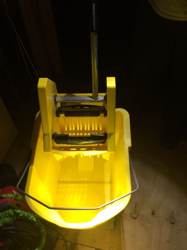 Mop bucket with wringer