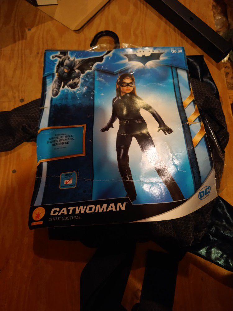 Catwoman: costume (small 4-6)
Size small (4-6) new. Sealed in package. Dark Knight. Great for Halloween