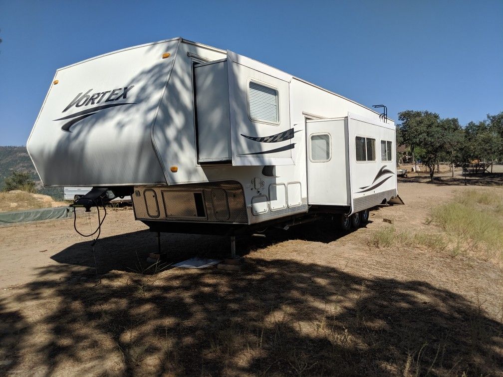 Vortex toy hauler 2006 38'