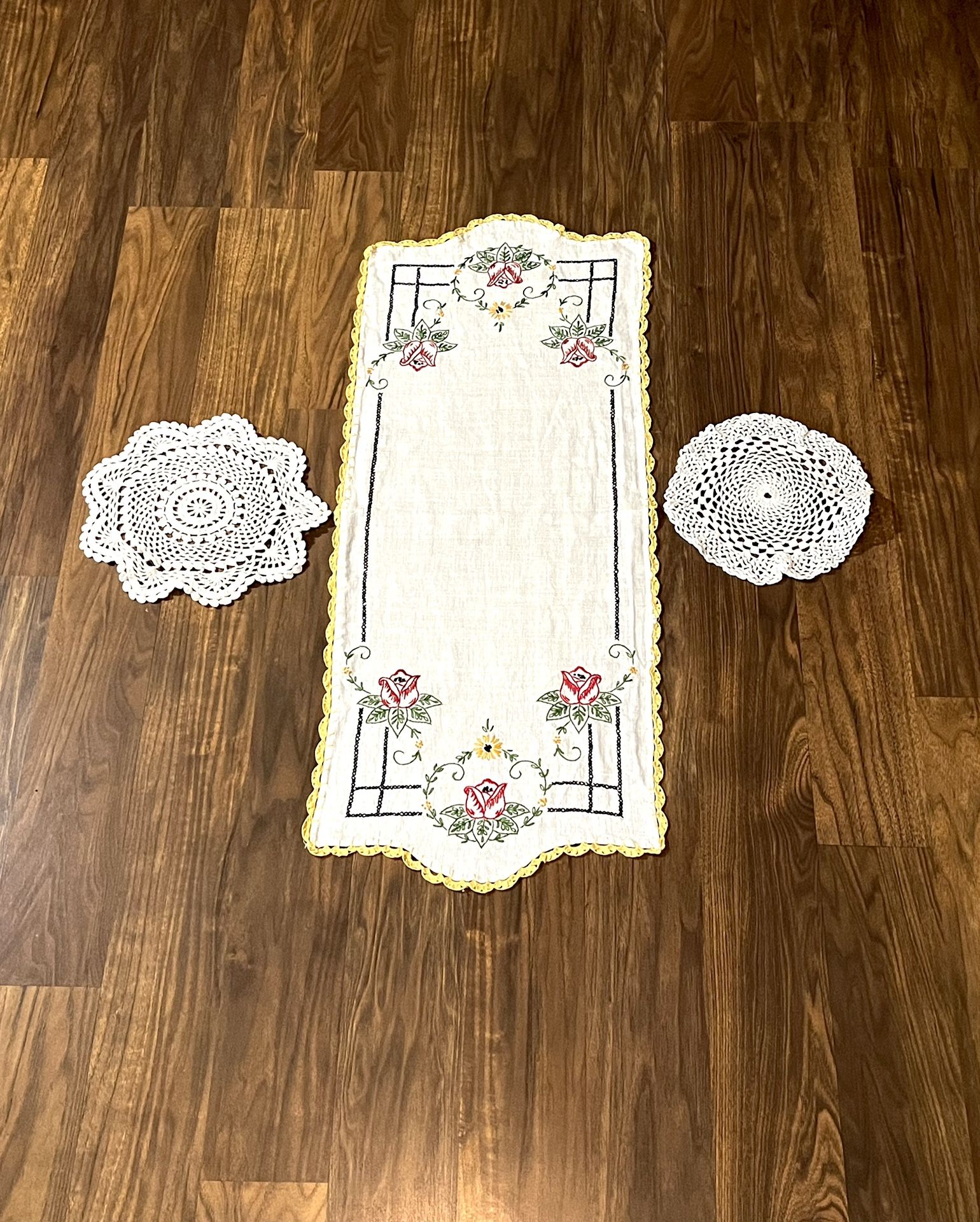 Vintage Table Runner/W 2 Doilies ~ Kitchen ~ Dining Room