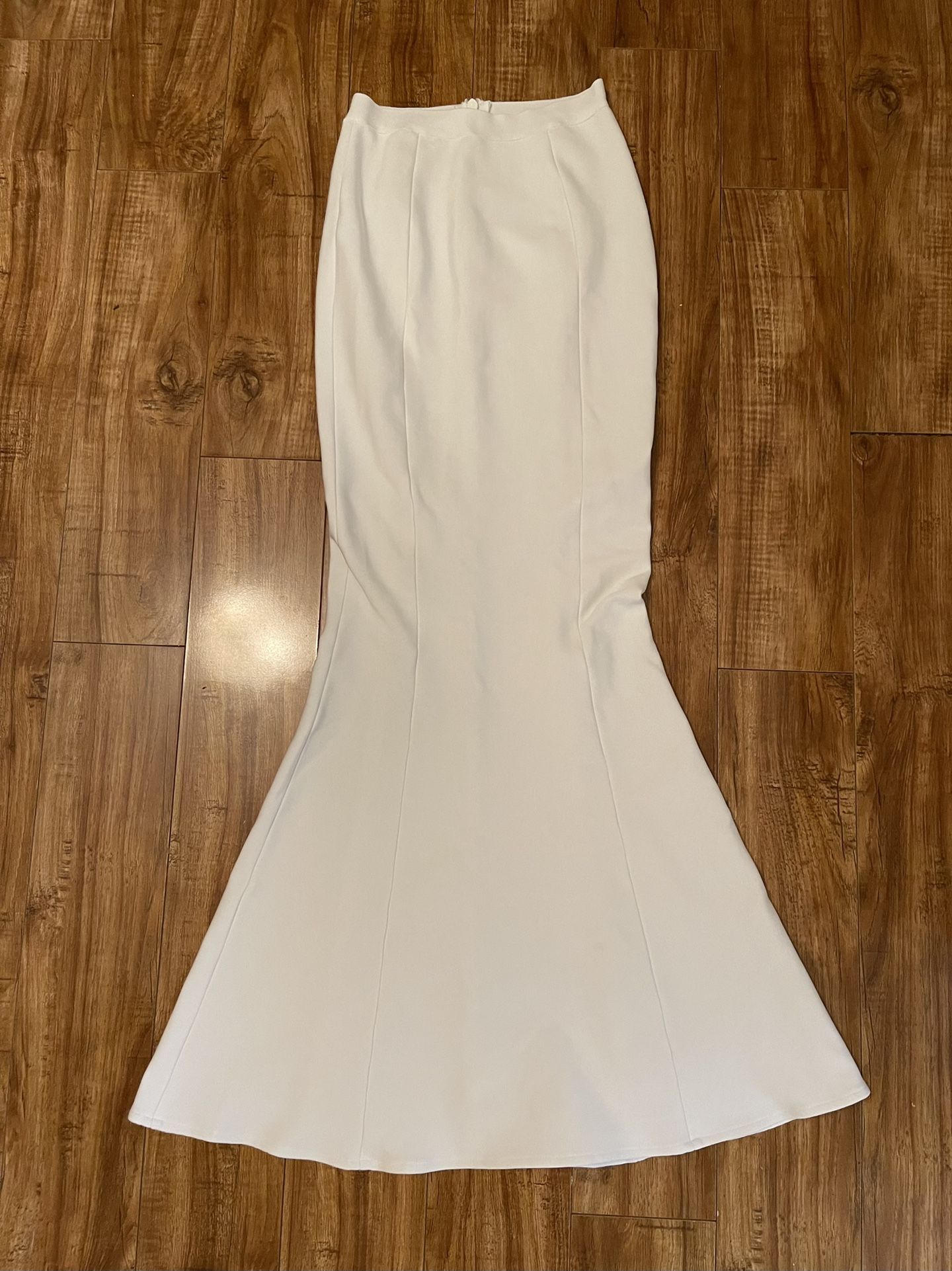 Elegant and fashionable skirt 🤍