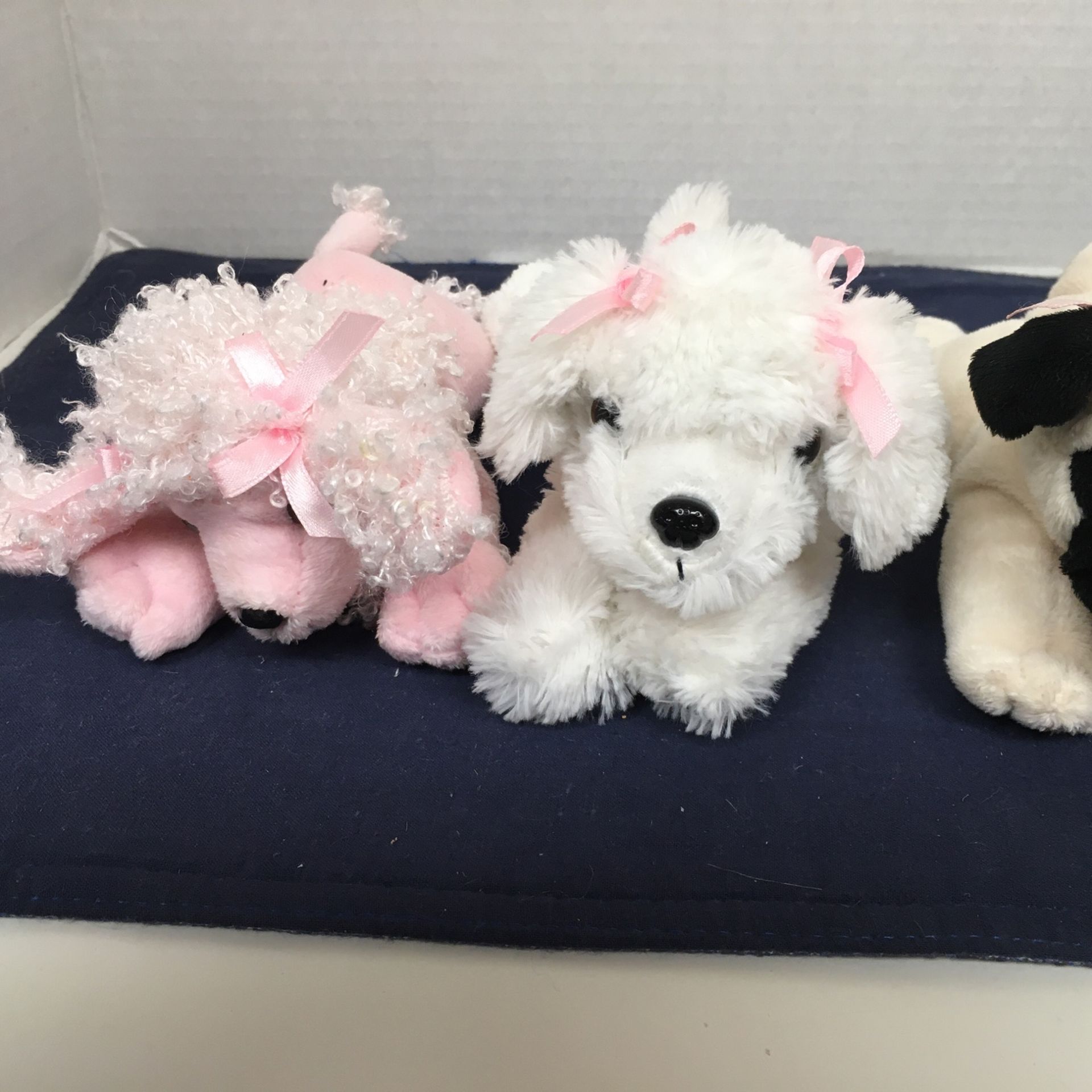 Unipak Dog House with (5) Dogs