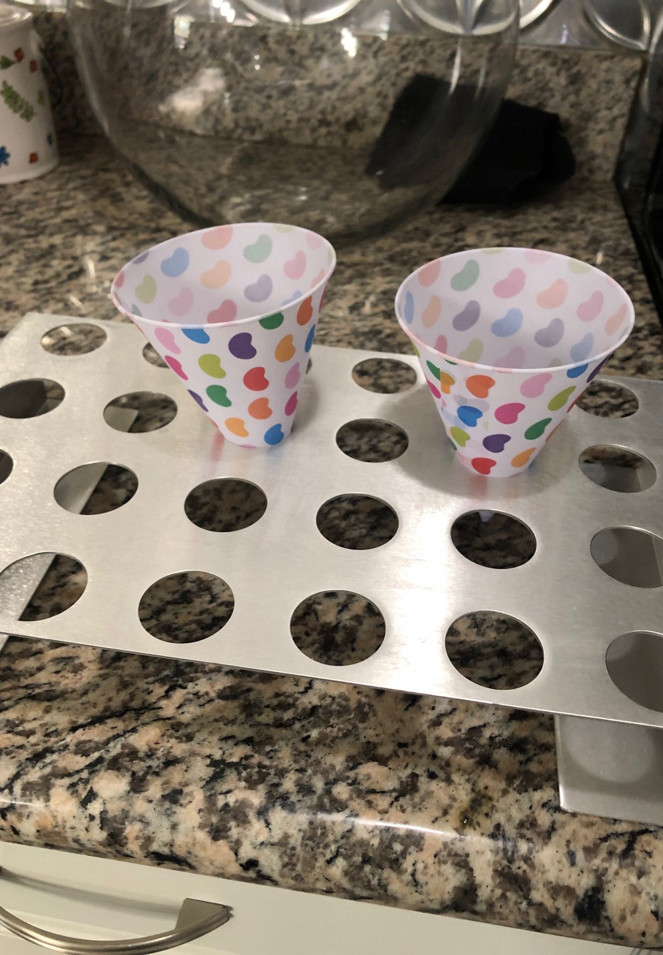 Cupcake/ice cream cone holder