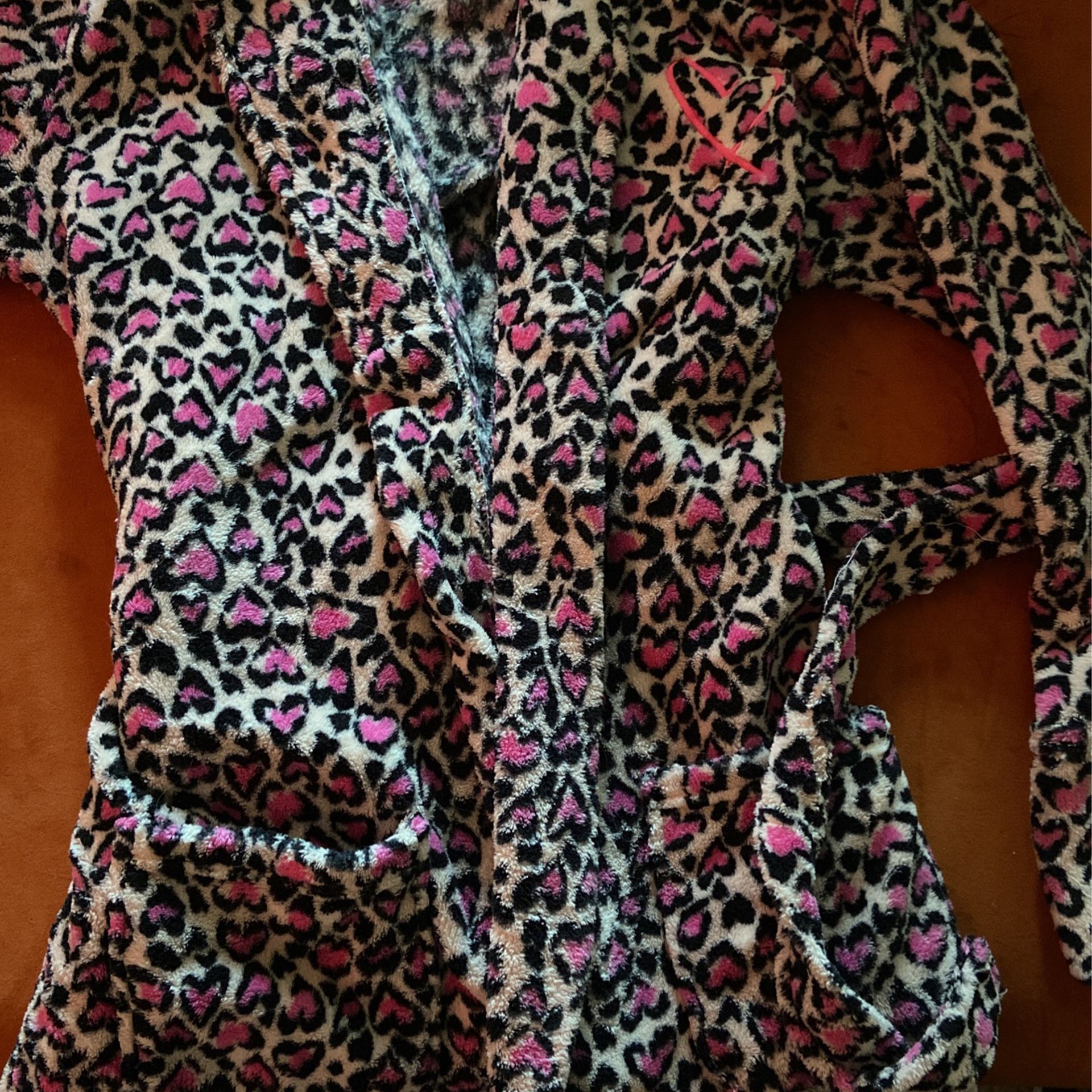 Leopard Victoria Secret Size XsFluffy Robe  Comes With Two Front Pockets And Sting!