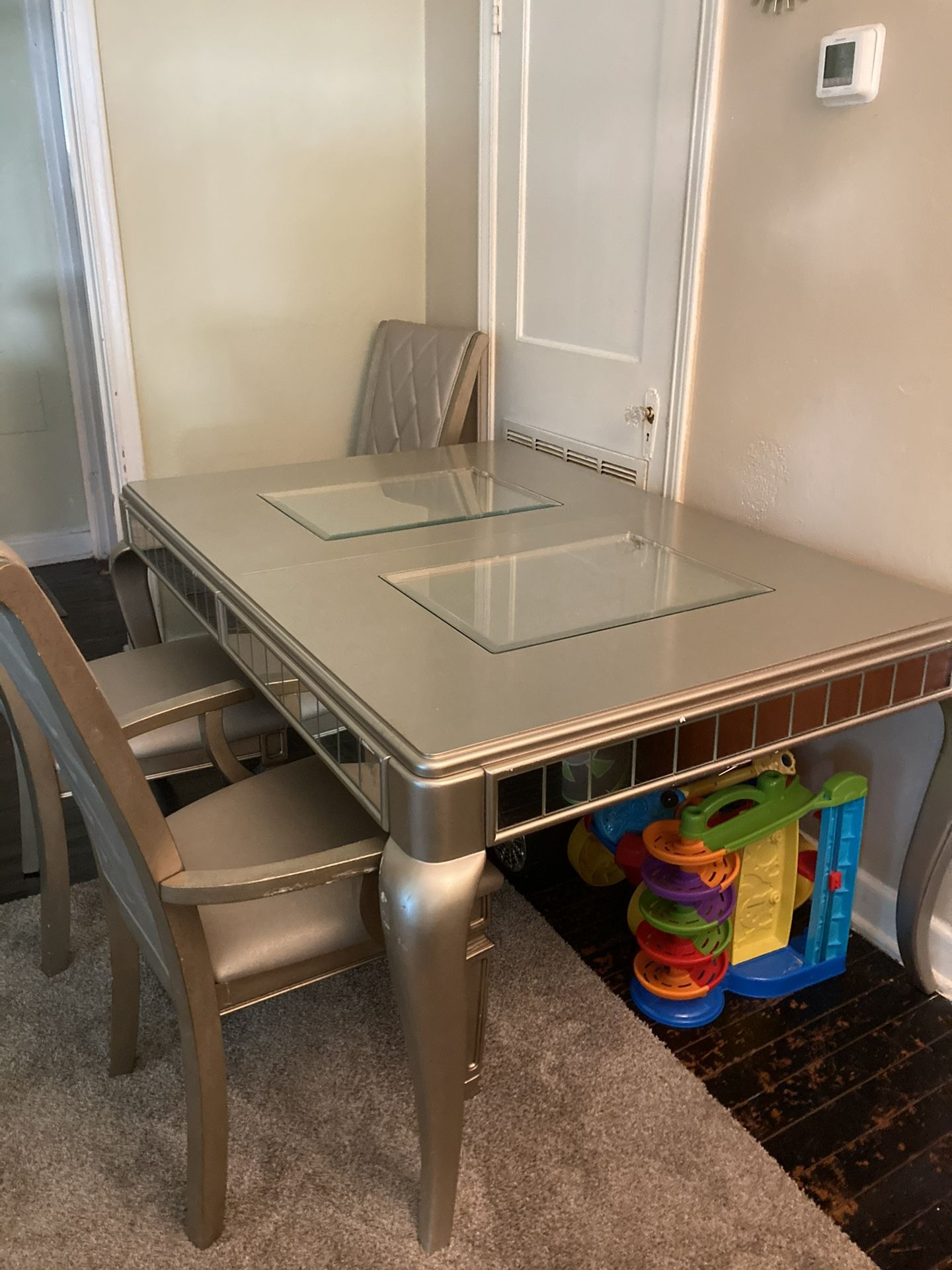 Dining room sets good condition has a few scratches comes with four chairs one is a captains chair I do have the lease that goes in the middle of maes