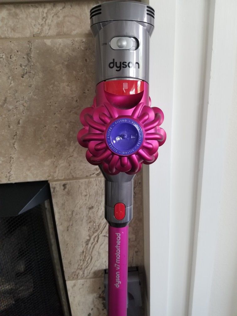 Dyson V6 Motorhead Cord Free Vacuum