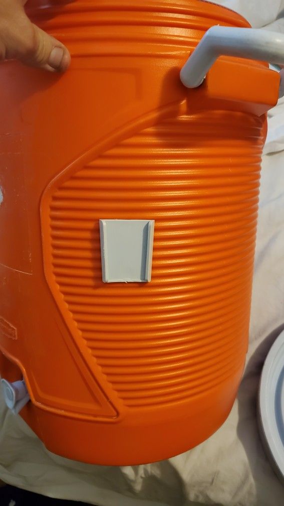 RUBBERMAID 5 GALLON SEAT TOP COOLER