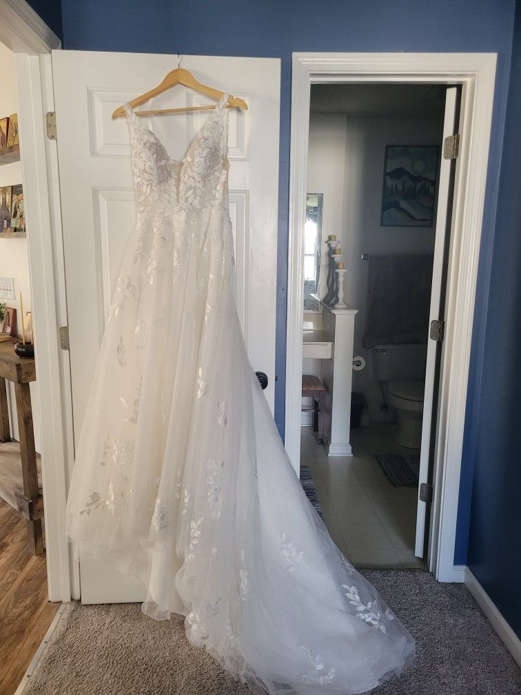 Essence Of Australia D3023 Wedding Dress