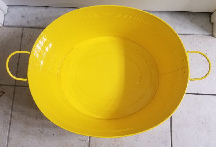 Summer Carnival Oval Sunshine Yellow Enameled Tub W/Handles 