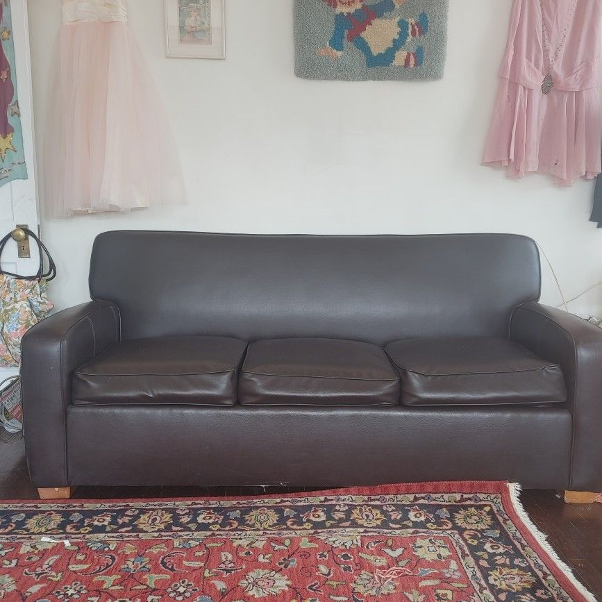 Southfield Gen Leather Sofa In Like New Condition