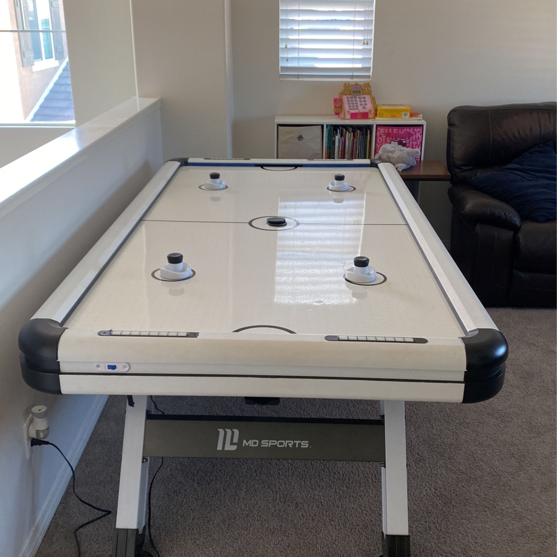 Air hockey table