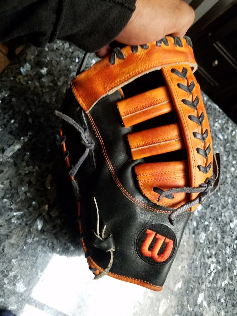 WILSON A2000 MC24 LHT 12 " 1B GLOVE
