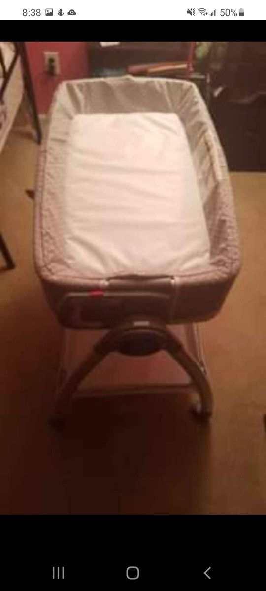 2 in 1 Bassinet And Changing Table 