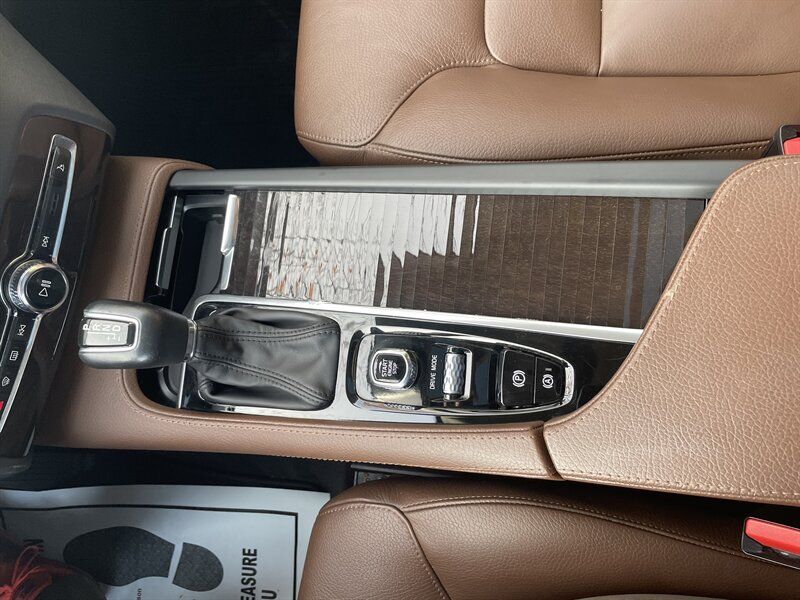 2019 Volvo XC90 T6 Momentum