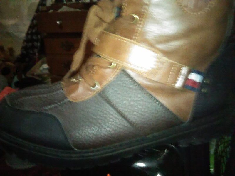 Ladies 7 Tommy Hilfiger Snow Boots