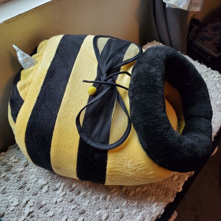 Bumblebee Kitty Bed