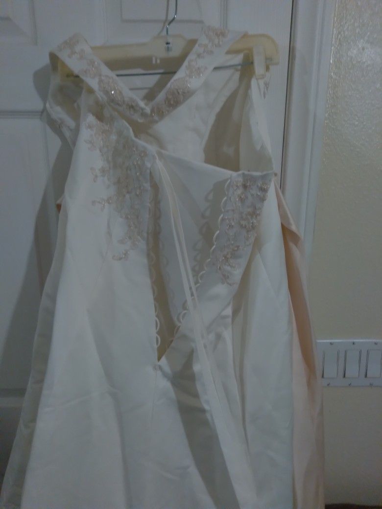 ***ABSOLUTE GORGEOUS WEDDING GOWN ***