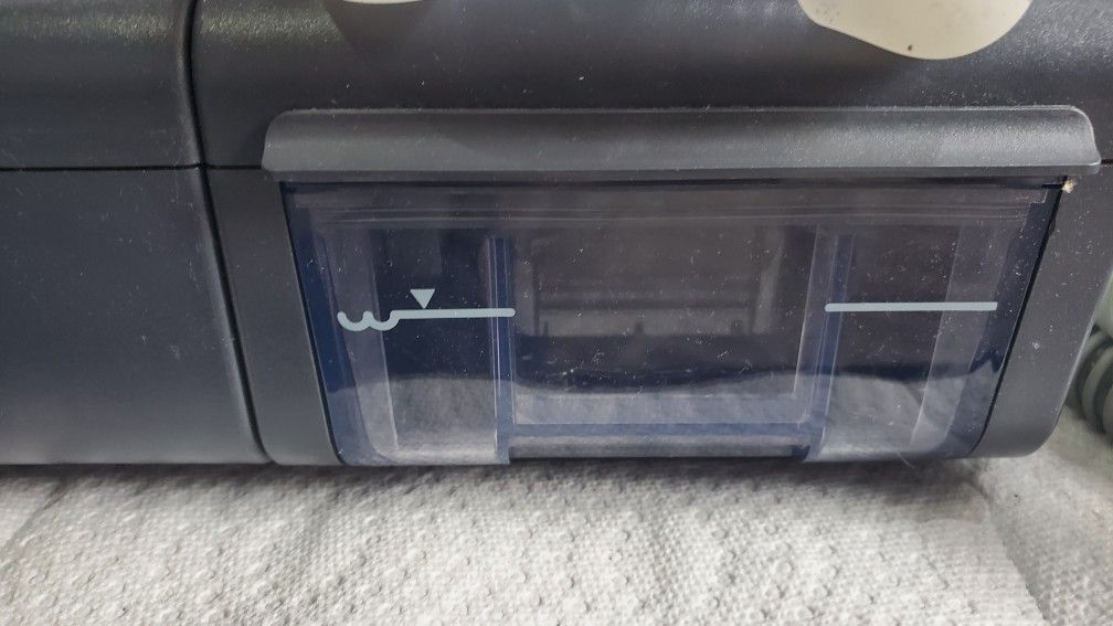 PHILIPS RESPIRONICS CPAP MACHINE IN EXCELLENT CONDITIONS AND COMPLETE WITH MASK AND TUBE