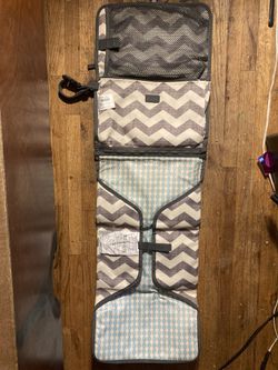 Skip Hop Tote For Diaper Changing And Storage. While Traveling In Style! White With Silver Squiggles In Color And Multiple Pockets Thumbnail