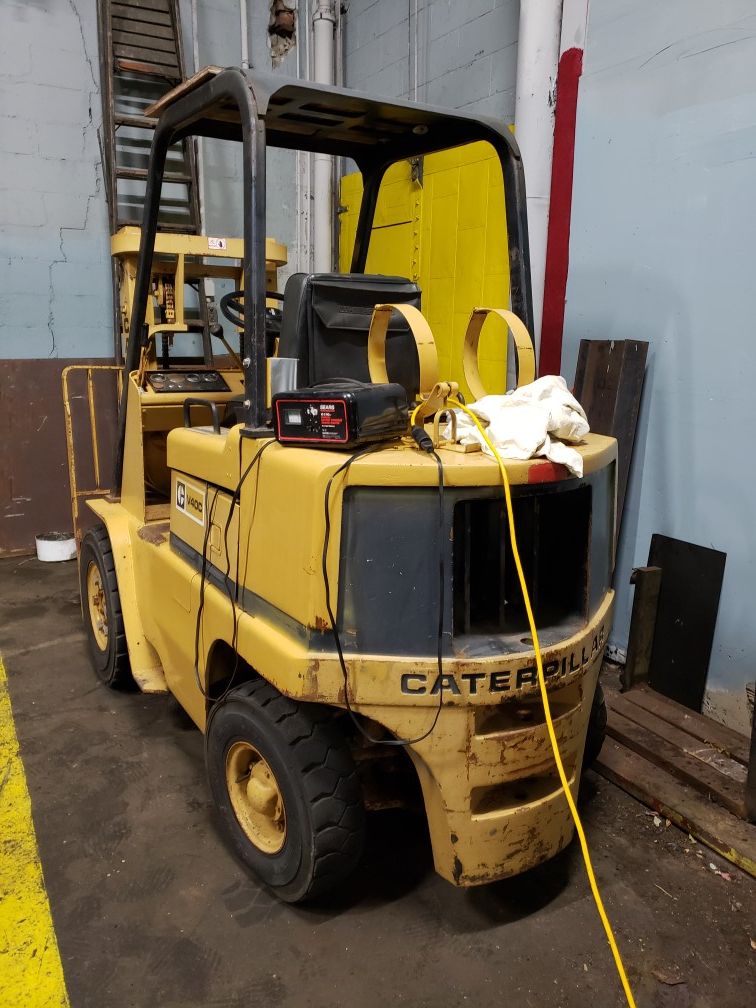 Cat v40c forklift 4000 lb only 1287 original hours almost new air tires turn key