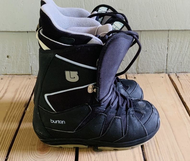 SALOMON SNOWBOARD WITH BURTON BINDINGS, BAG AND BOOTS