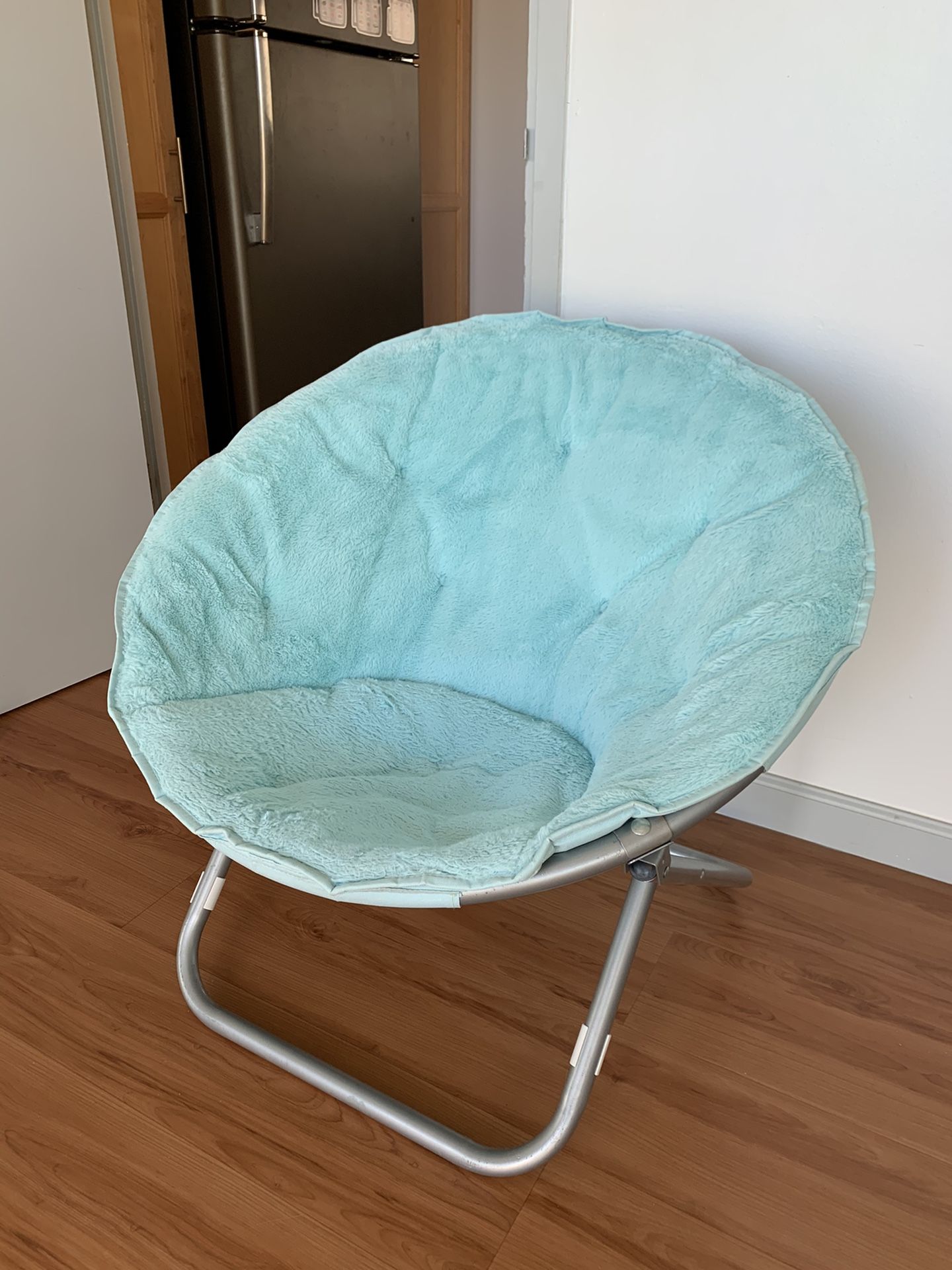 Super Soft Faux Fur Saucer Chair With Folding Metal Frame