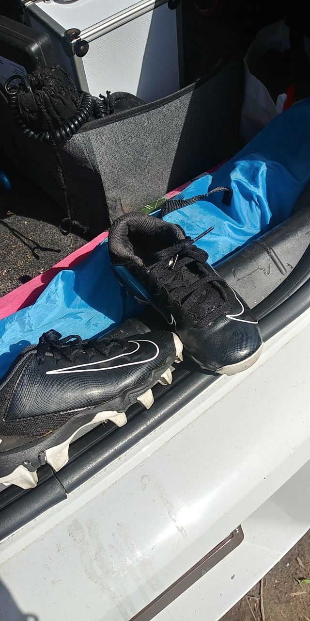 Youth football cleats