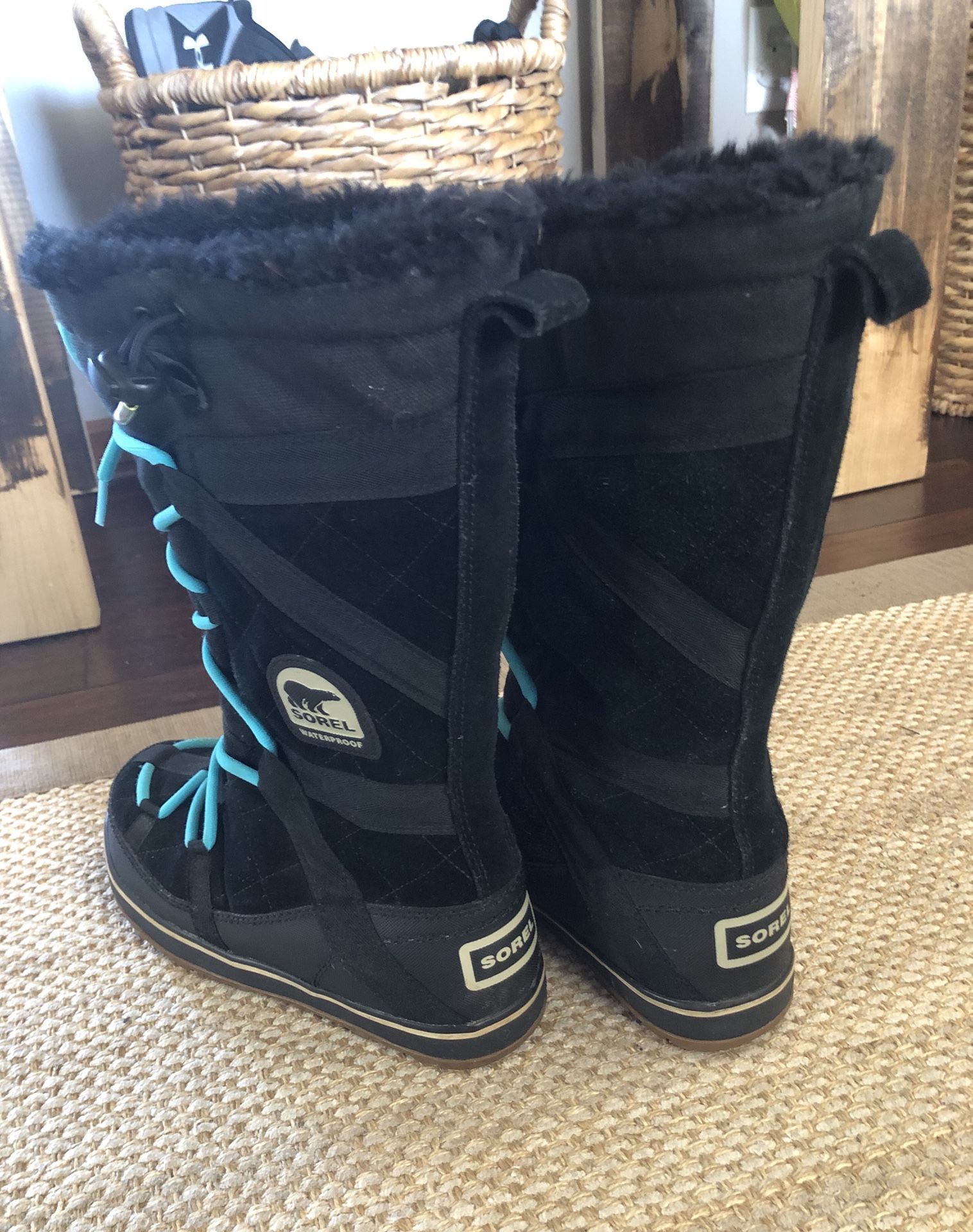 Sorel Glacy Explorer Black winter boots. Size 8. Originally $135