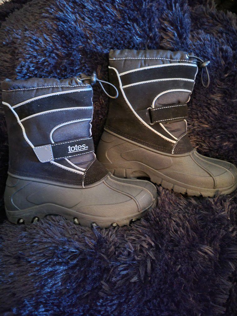 New In Box Boys Waterproof Snow Boots