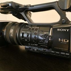  Sony HDR-AX2000  Comcorder with remote pcontrol + batteries Thumbnail