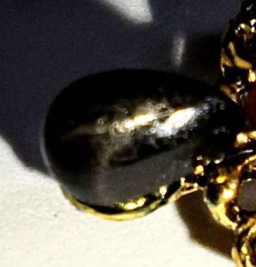 Royal brooch designed by Estefania GE. Ruby and black star diopside.